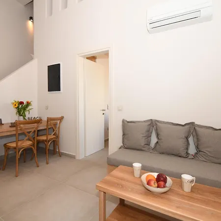 Villa Santorini - - Sleeps 2 - Pool - Parking *