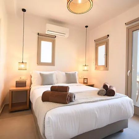 Santorini - - Sleeps 2 - Pool - Parking * Mesariá