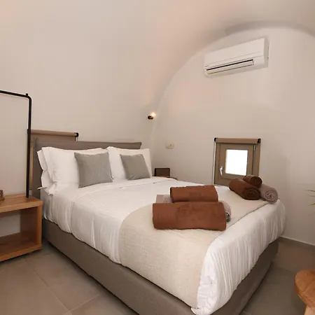 Santorini - - Sleeps 2 - Pool - Parking Villa Mesariá
