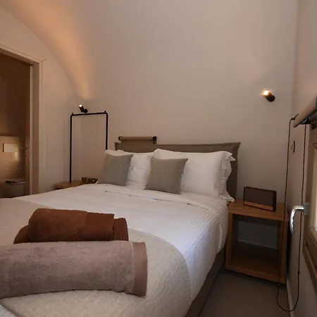 Villa Santorini - - Sleeps 2 - Pool - Parking