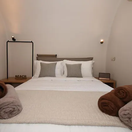 Villa Santorini - - Sleeps 2 - Pool - Parking *