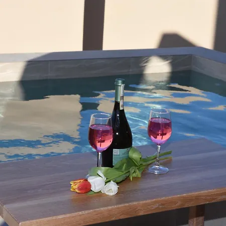 Villa Santorini - - Sleeps 2 - Pool - Parking Mesariá