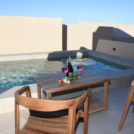 Villa Santorini - - Sleeps 2 - Pool - Parking Mesariá